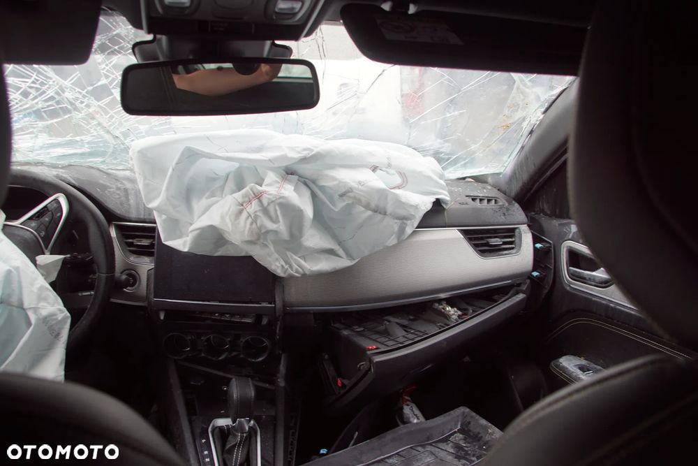 Auto na części - Renault Arkana Lift 1.3 TCE 140 KM H5H490 DW5007 TERRF 2024R Silnik Skrzynia Drzwi Błotnik Zderzak Klapa Lampa Lusterko Klamka Szyba Deska Kokpit Sterownik Moduł Czujnik Licznik Wyświetlacz Panel Kierownica - 16