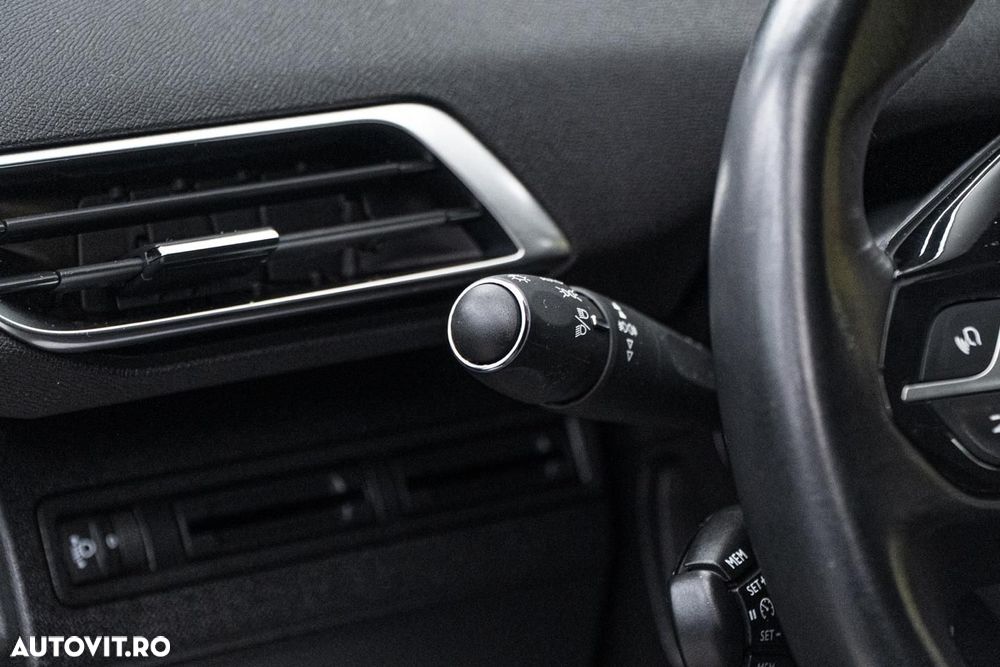 Peugeot 3008 1.2 PureTech Turbo S&S EAT8 Allure - 31