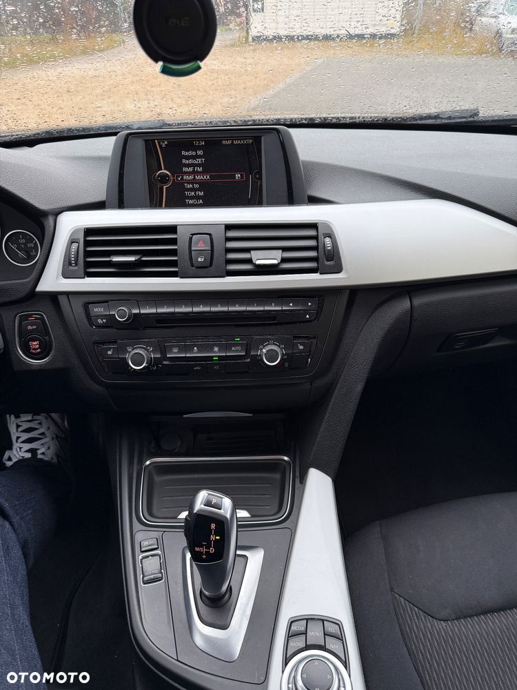 BMW Seria 3 320i xDrive - 19