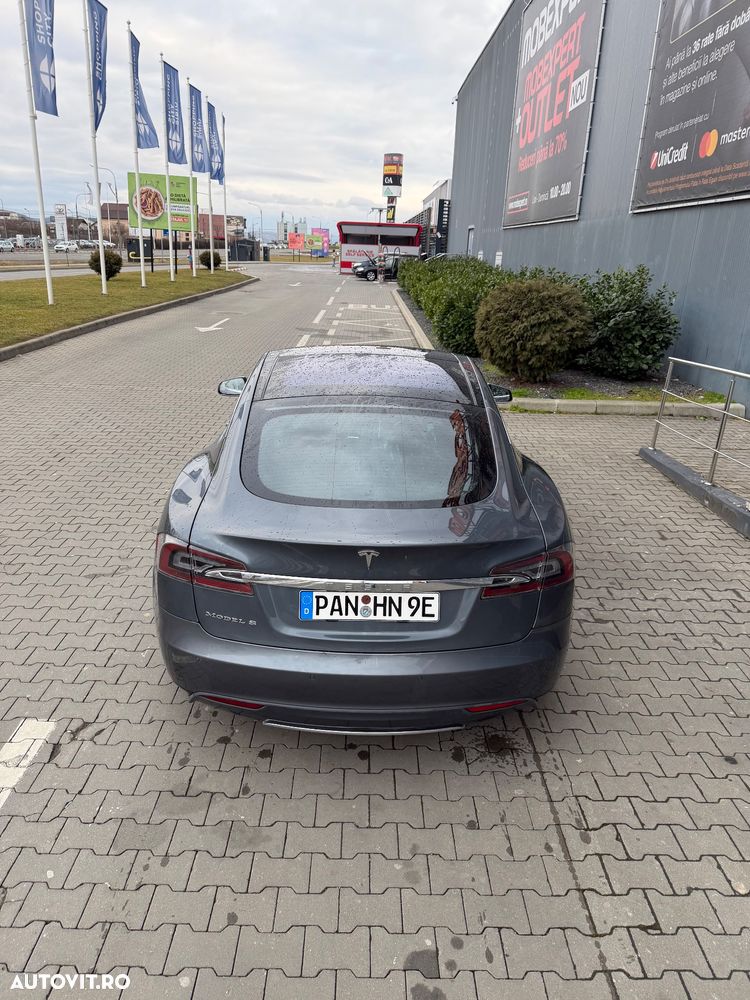 Tesla Model S - 9