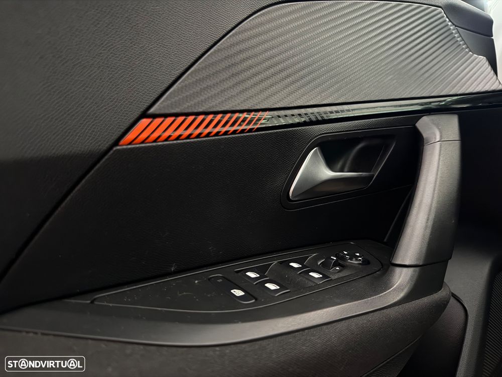 Peugeot 2008 1.2 PureTech Allure - 12