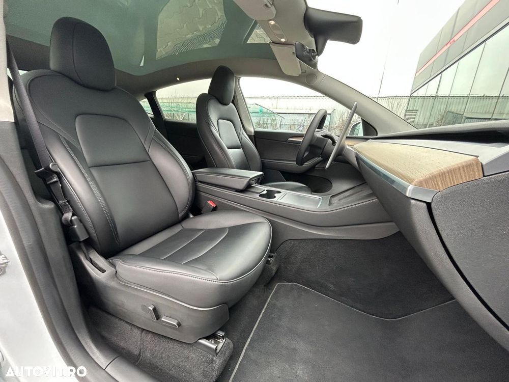 Tesla Model Y Long Range Dual Motor AWD - 14