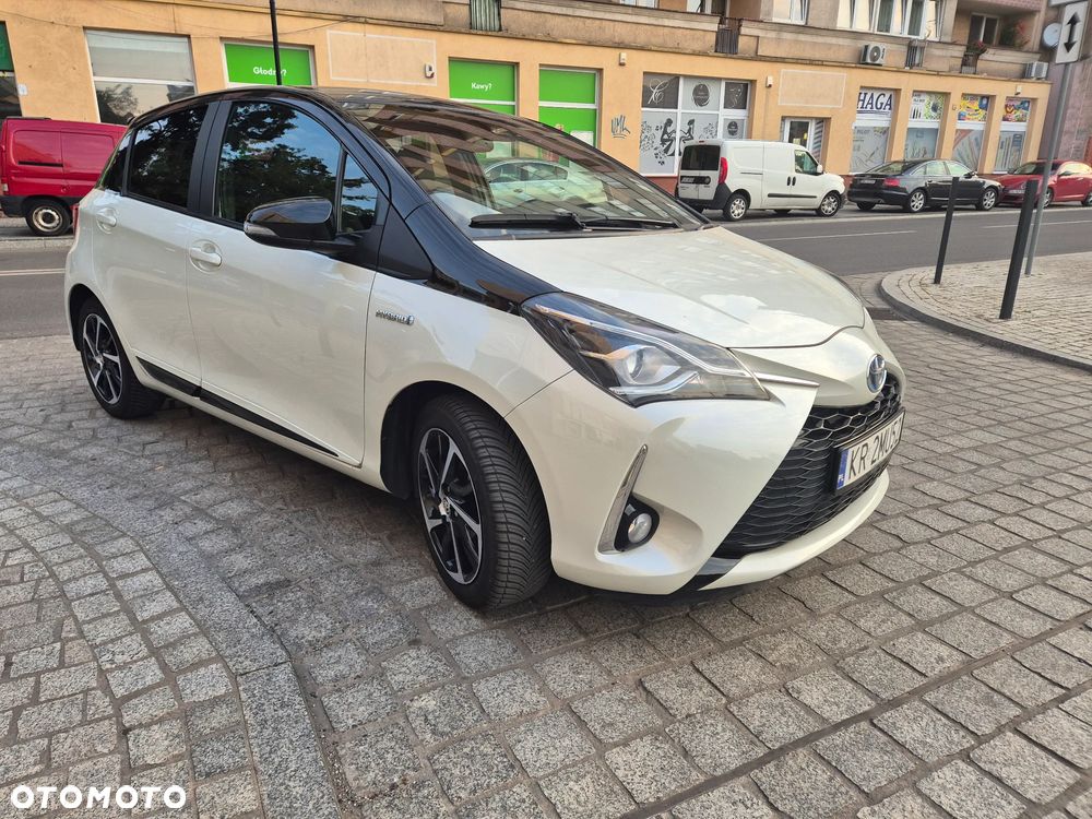 Toyota Yaris Hybrid 100 Selection - 3