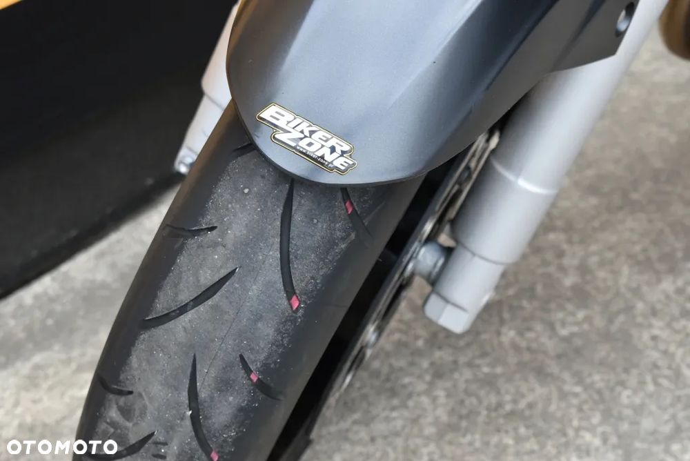 Suzuki GSR - 25