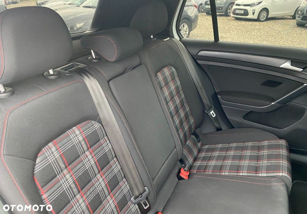 Volkswagen Golf - 11