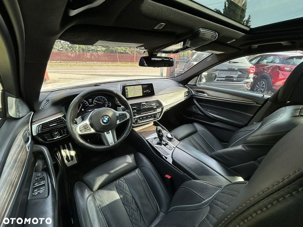BMW Seria 5 M550i xDrive sport - 10
