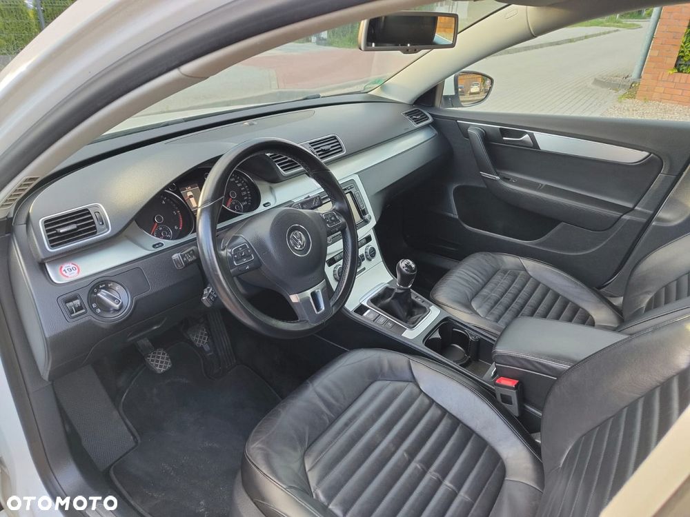 Volkswagen Passat - 11