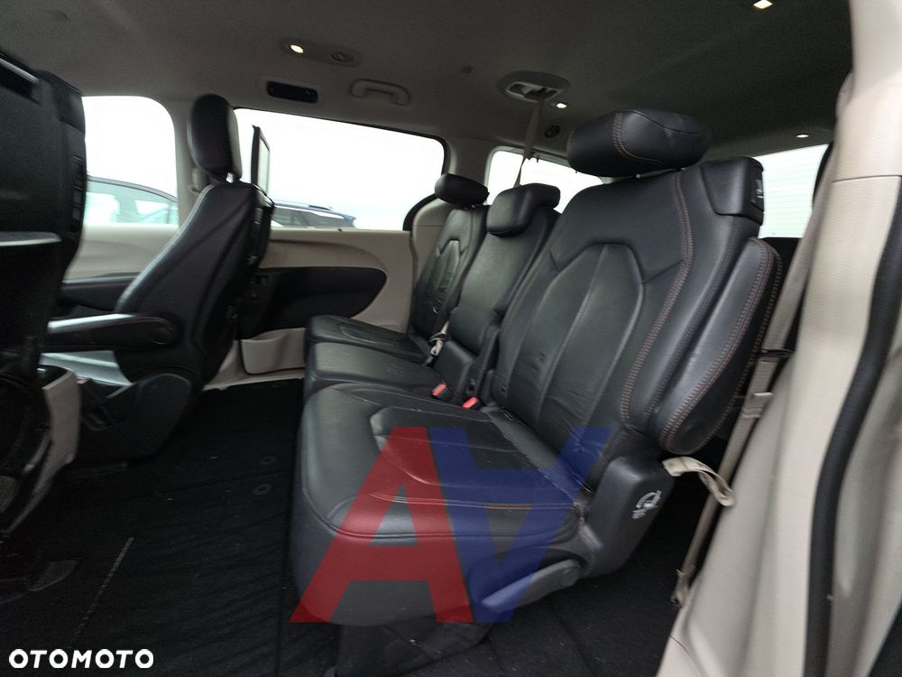 Chrysler Pacifica - 12