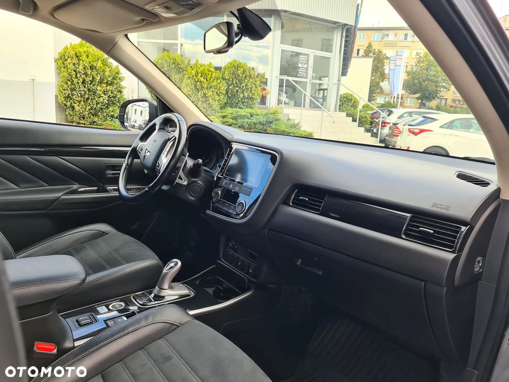 Mitsubishi Outlander 2.0 4WD Plug-In Hybrid Plus - 29