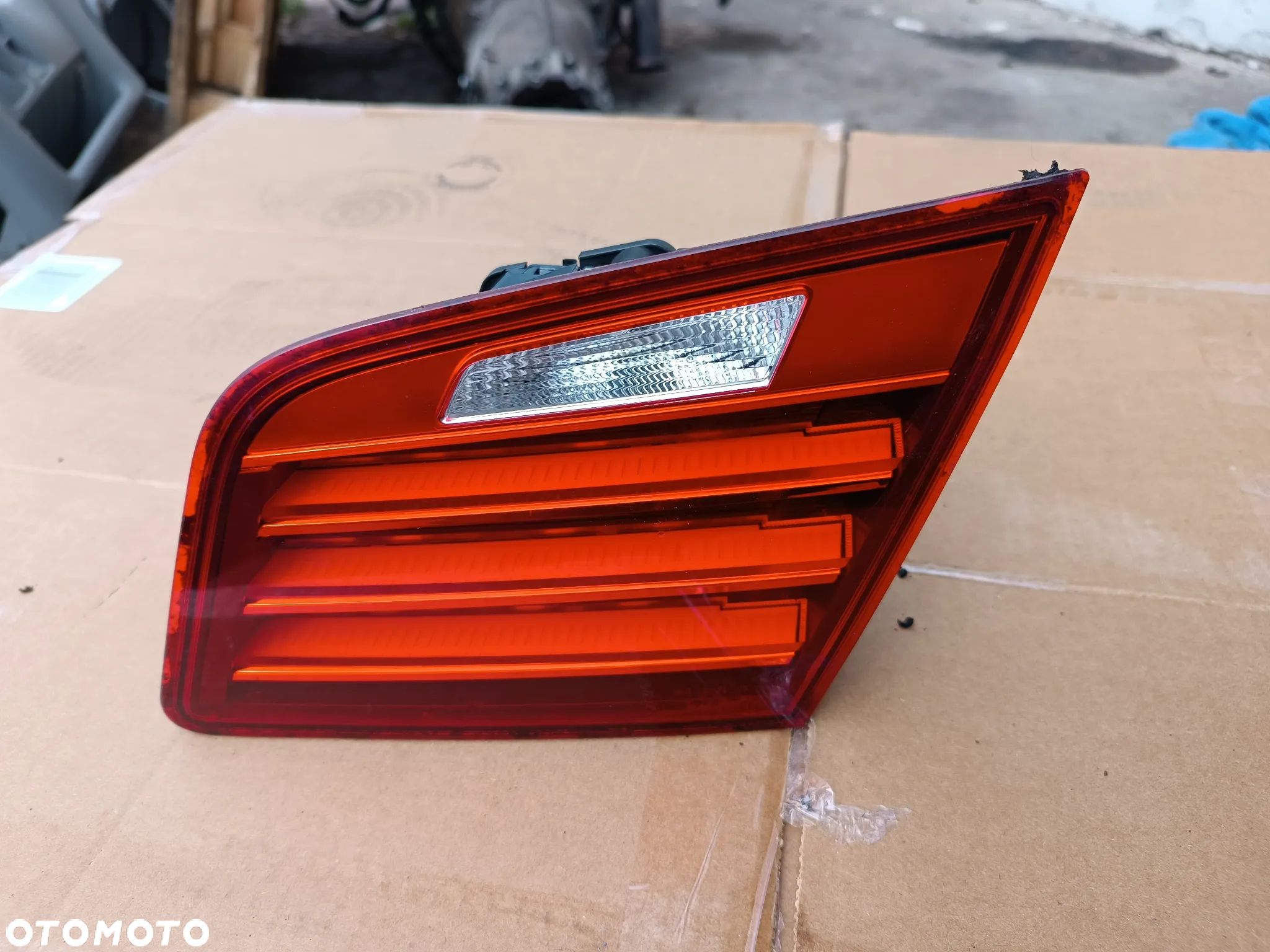BMW F10 2012 R LAMPA Z KLAPY BAGAŻNIKA PRAWA LEDOWA - 1