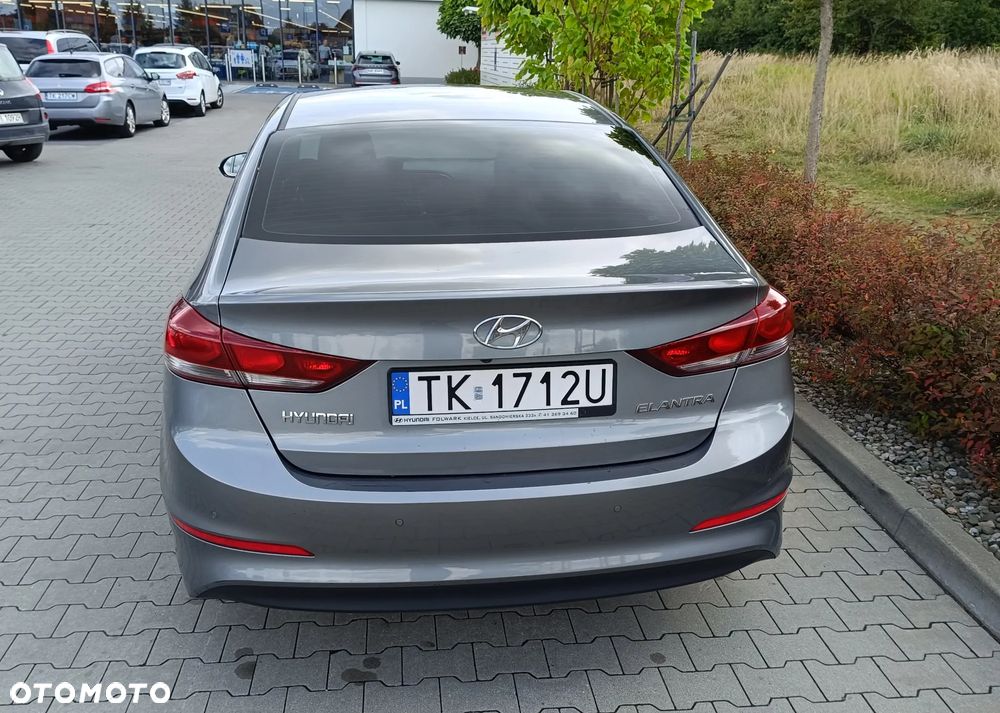 Hyundai Elantra 1.6 Comfort - 8