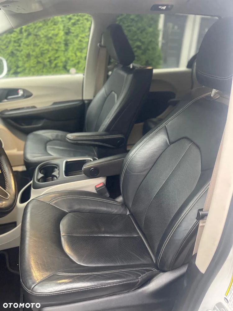 Chrysler Pacifica - 12