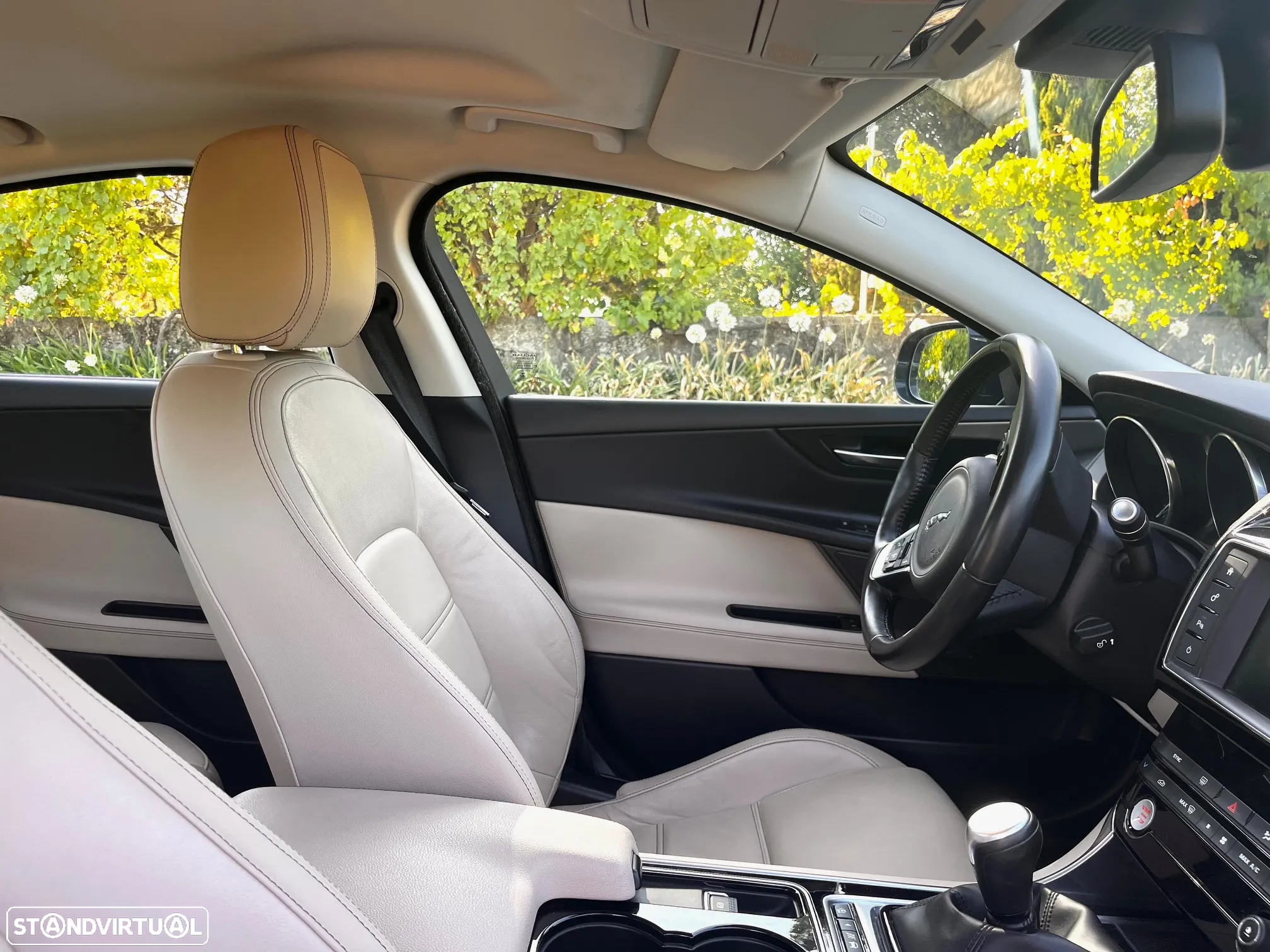 Jaguar XE 2.0 D Prestige - 7