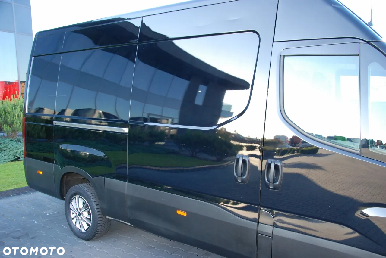 Iveco DAILY 35-180 /  BLASZAK / 2022 ROK /  HI-MATIC / Full opcja / CZARNY METALIK /  SPROWADZONY / PO KONTRAKCIE SERWISOWYM - 16