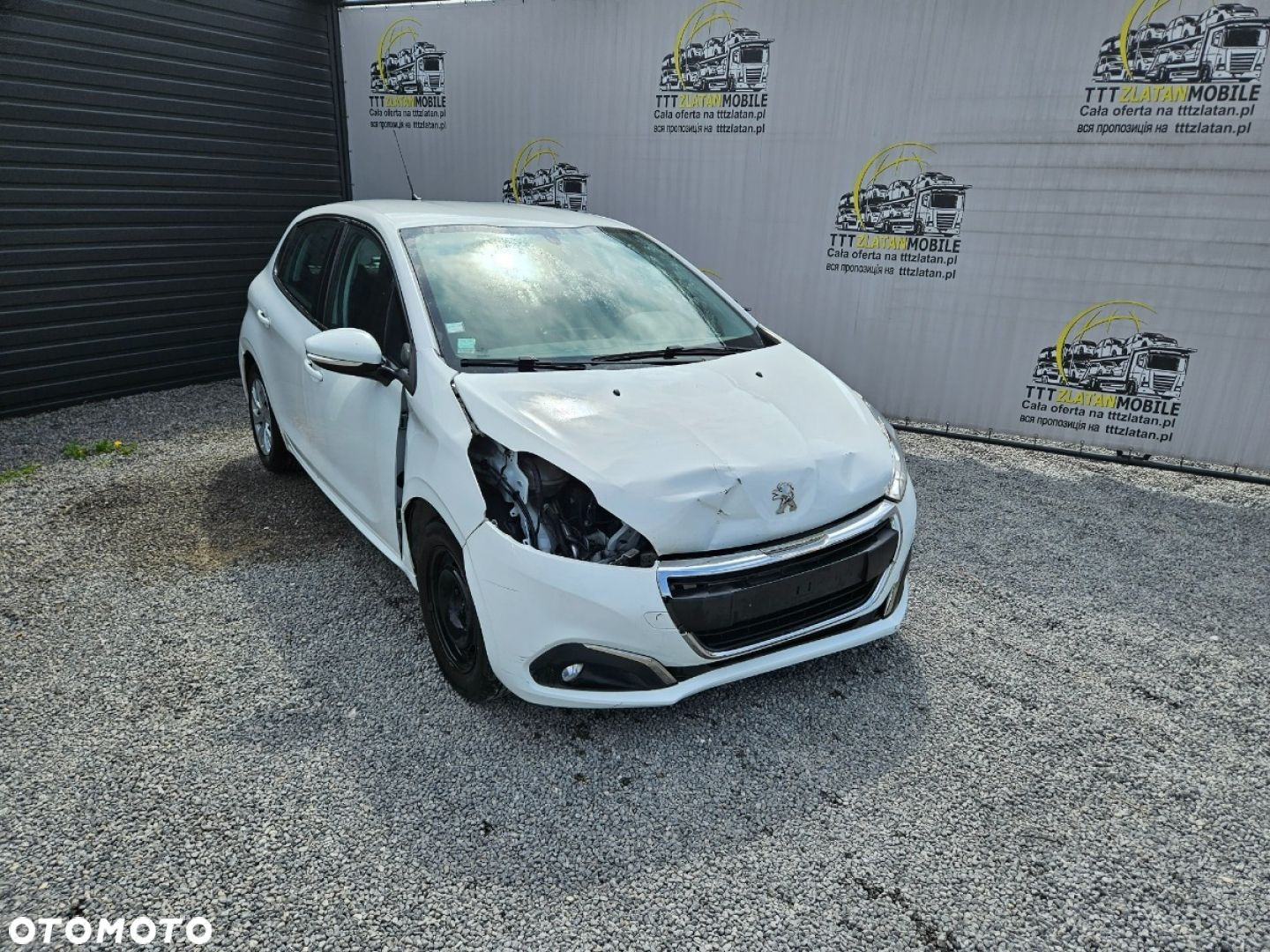 Peugeot 208 - 8