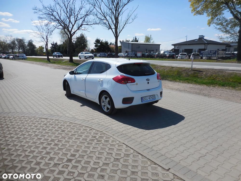 Kia Ceed 1.6 CRDi 136 ISG Dream Team Edition - 4