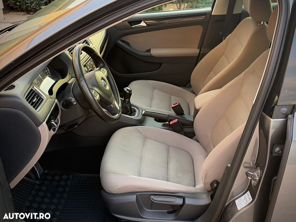 Volkswagen Jetta 1.6 TDI Blue Motion Technology Comfortline - 16