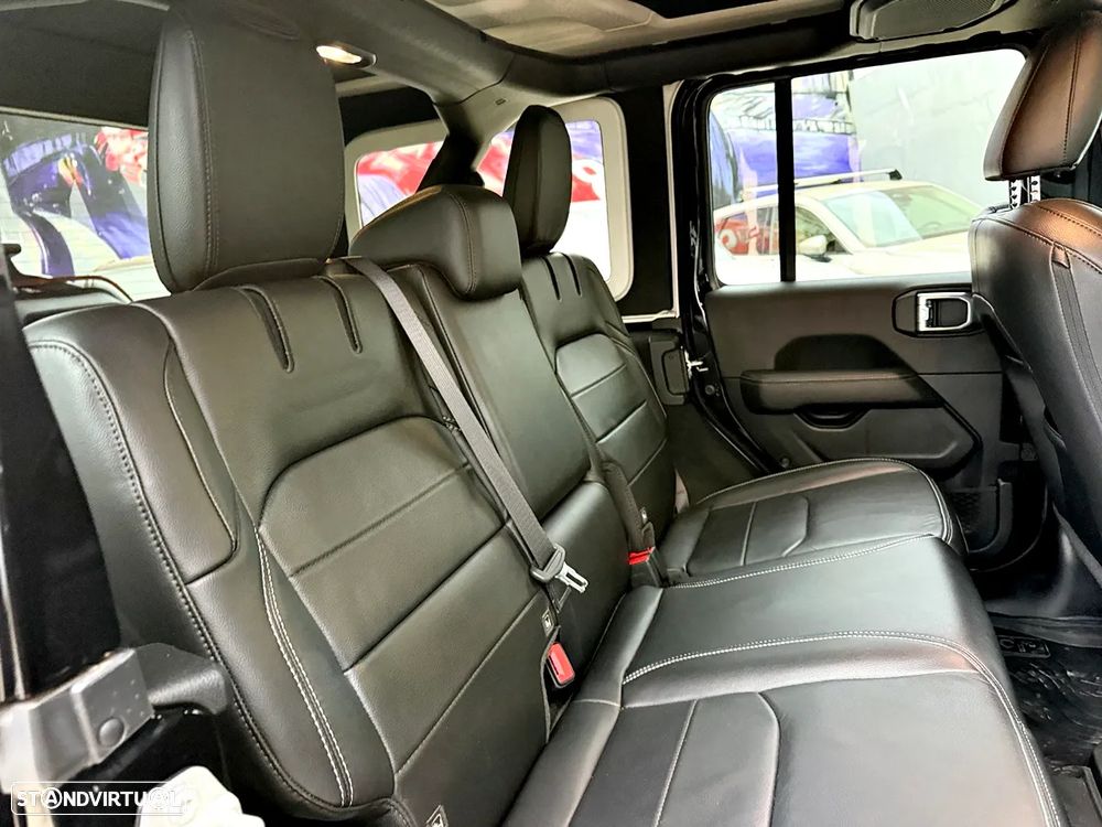 Jeep Wrangler Unlimited - 32