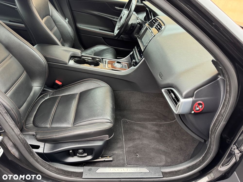 Jaguar XE 2.0 D Prestige - 19