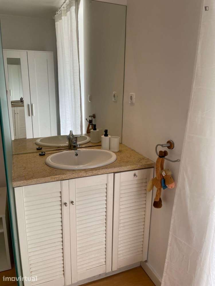 Quarto - localizado em Intendente Lisbon - Grande imagem: 5/9