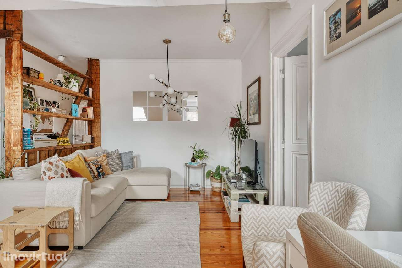 Apartamento T2 Renovado no Último Andar em Alcântara - Grande imagem: 2/29