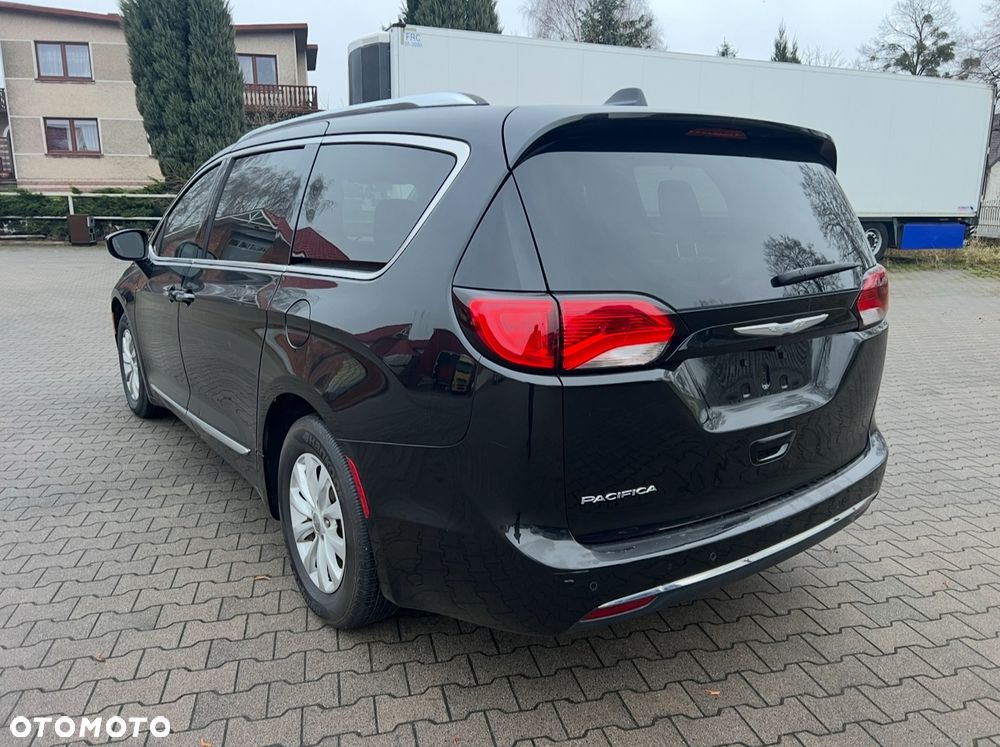 Chrysler Pacifica - 4