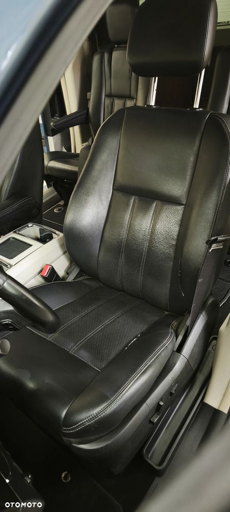 Chrysler Town & Country - 21