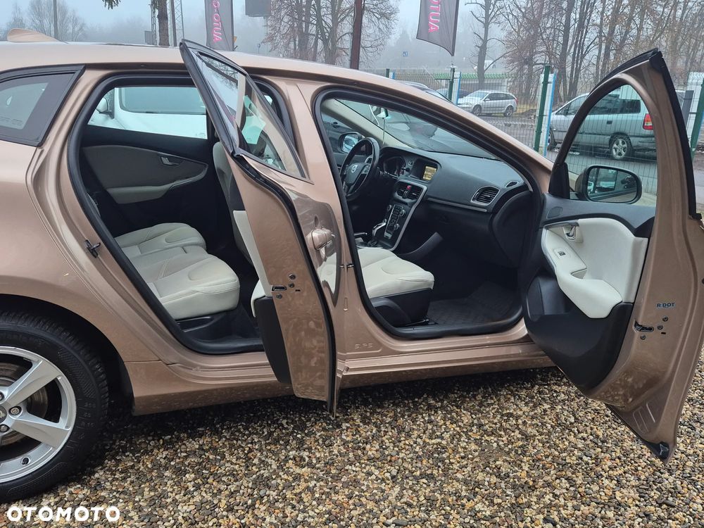 Volvo V40 D3 Momentum - 24