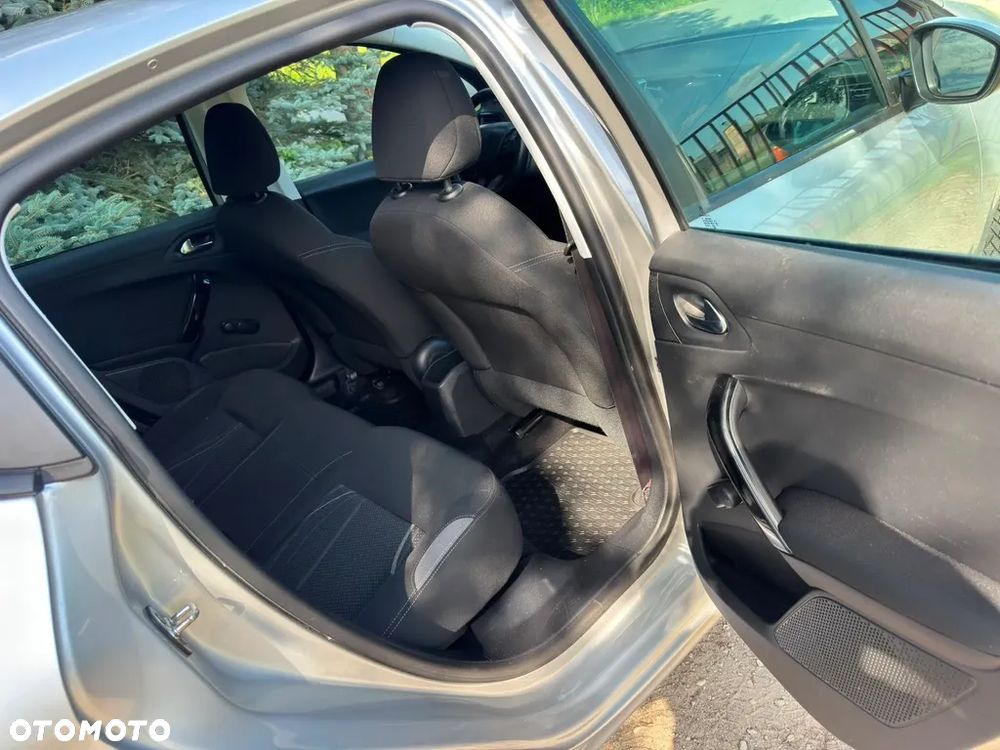 Peugeot 208 - 8