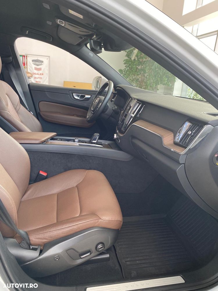 Volvo XC 60 B4 MHEV AT8 AWD Momentum Pro - 16