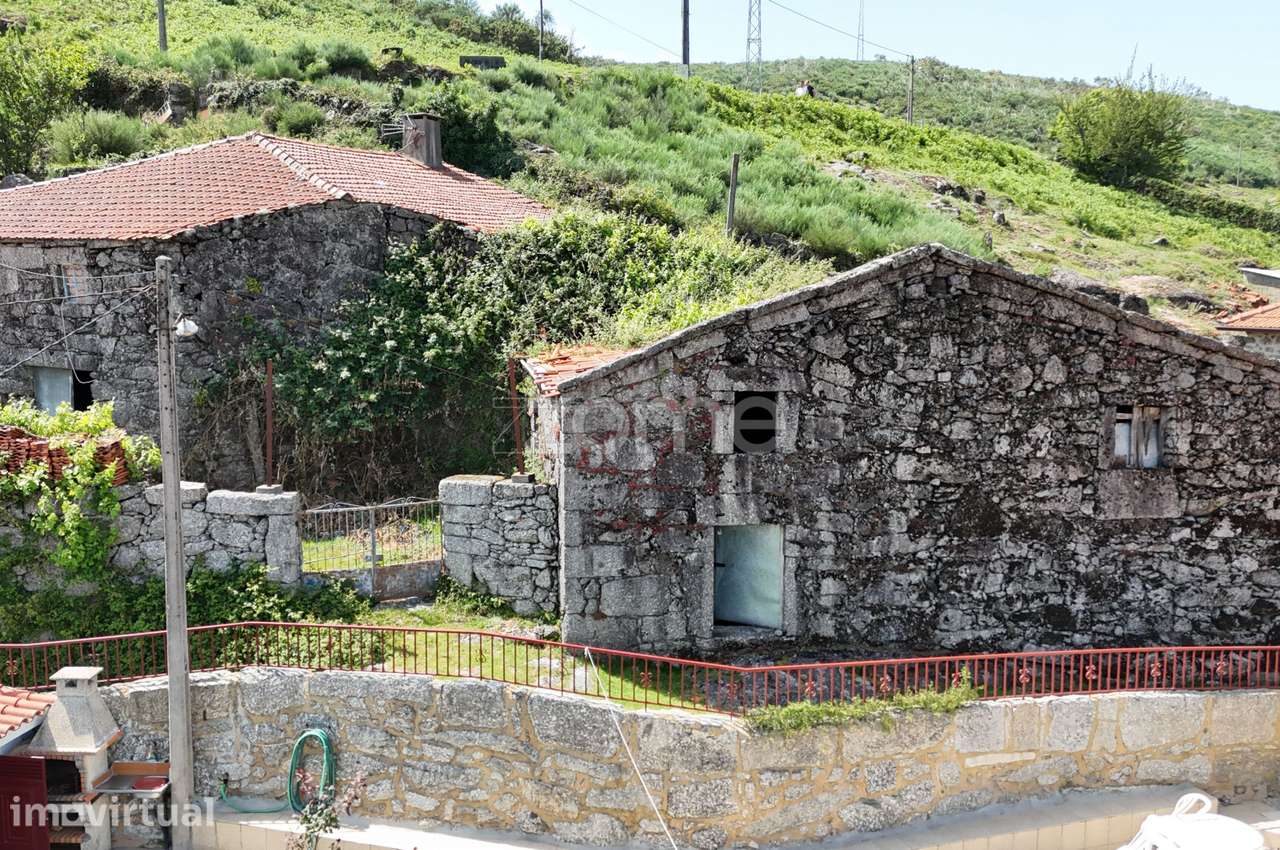Propriedade em Valdreu, às portas do Parque Nacional da Peneda-Gerê... - Grande imagem: 2/22
