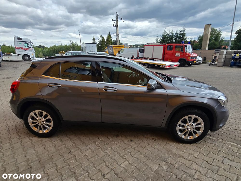 Mercedes-Benz GLA - 8