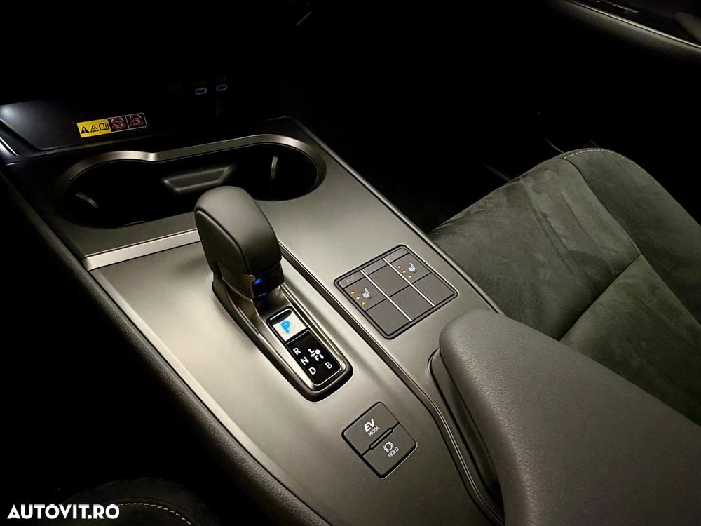 Lexus UX 300h AWD CVT HEV Business - 26