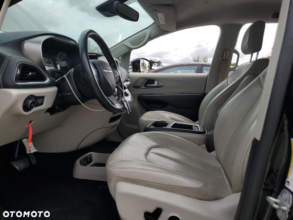 Chrysler Pacifica - 8