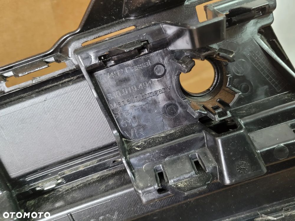 KRATKA ZDERZAKA ŚRODKOWA VW PASSAT B9 3J0853677B 3J0853677D - 3