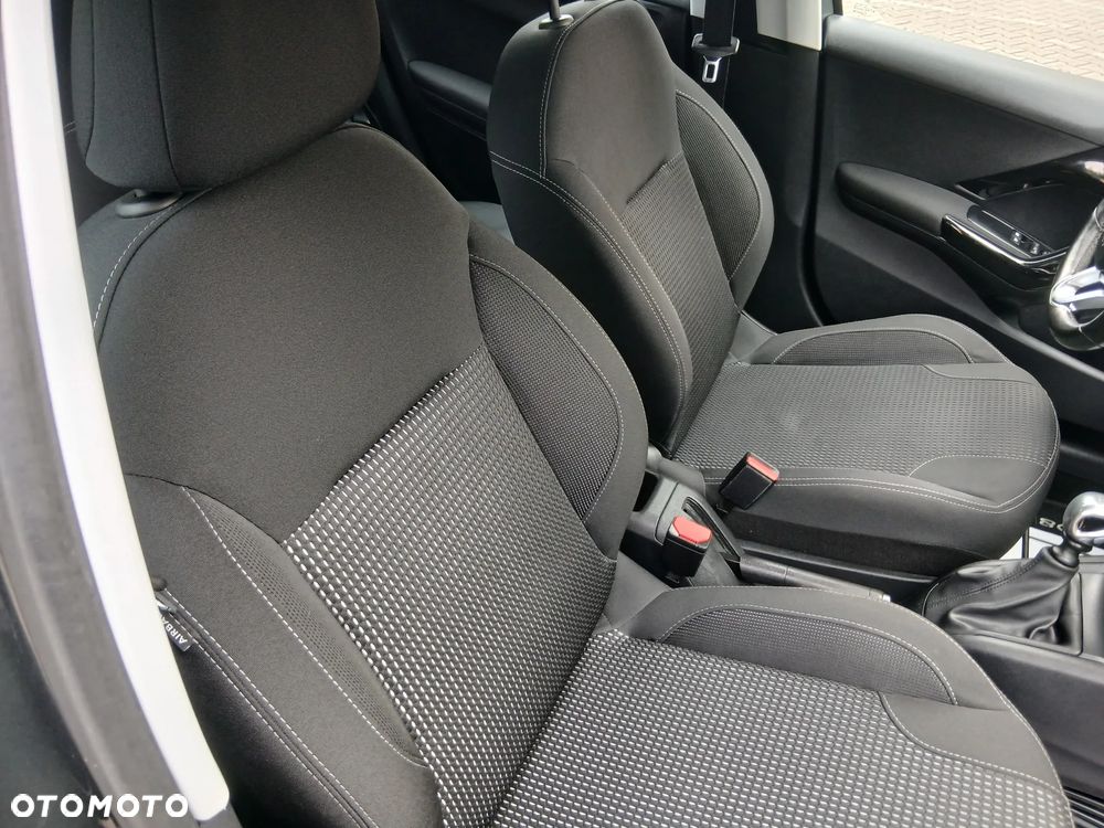 Peugeot 208 - 12