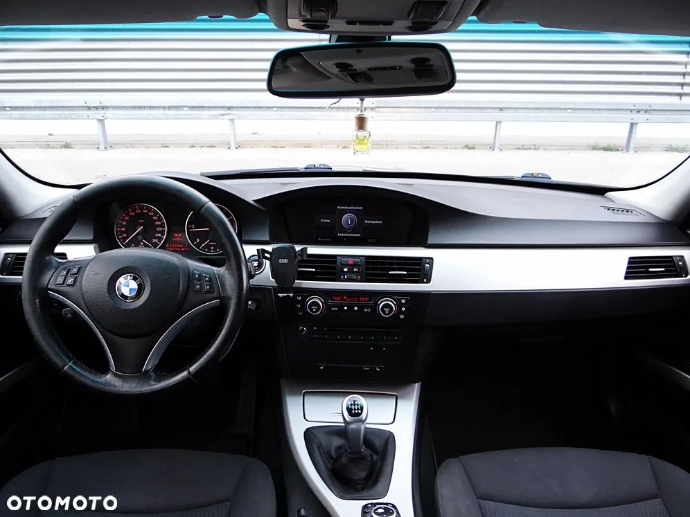 BMW Seria 3 318d DPF Edition Lifestyle - 27