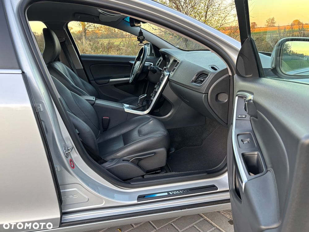 Volvo V60 D4 Geartronic Momentum - 32