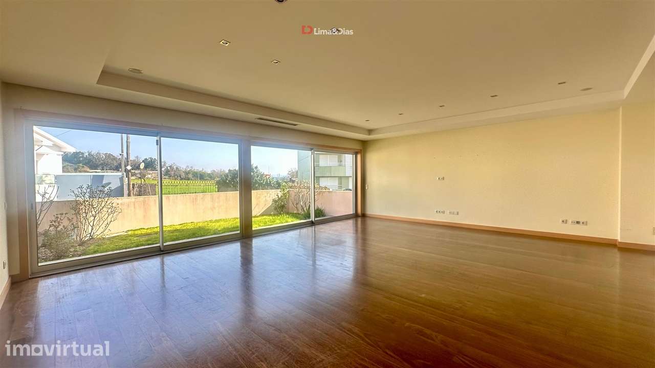 Moradia T4 isolada com jardim e acessibilidade - Grande imagem: 2/37