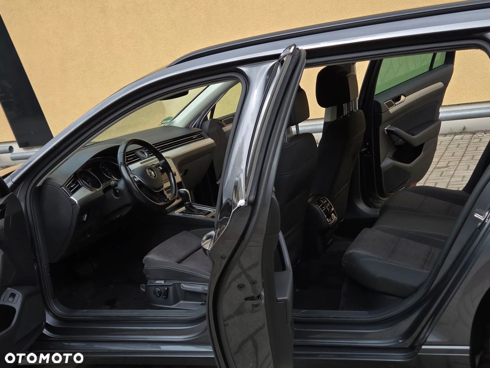 Volkswagen Passat 2.0 TDI SCR DSG Comfortline - 29