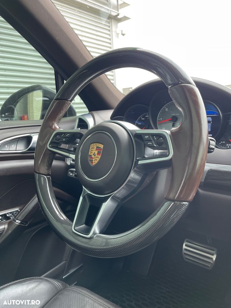 Porsche Cayenne 4.2 L S - 24
