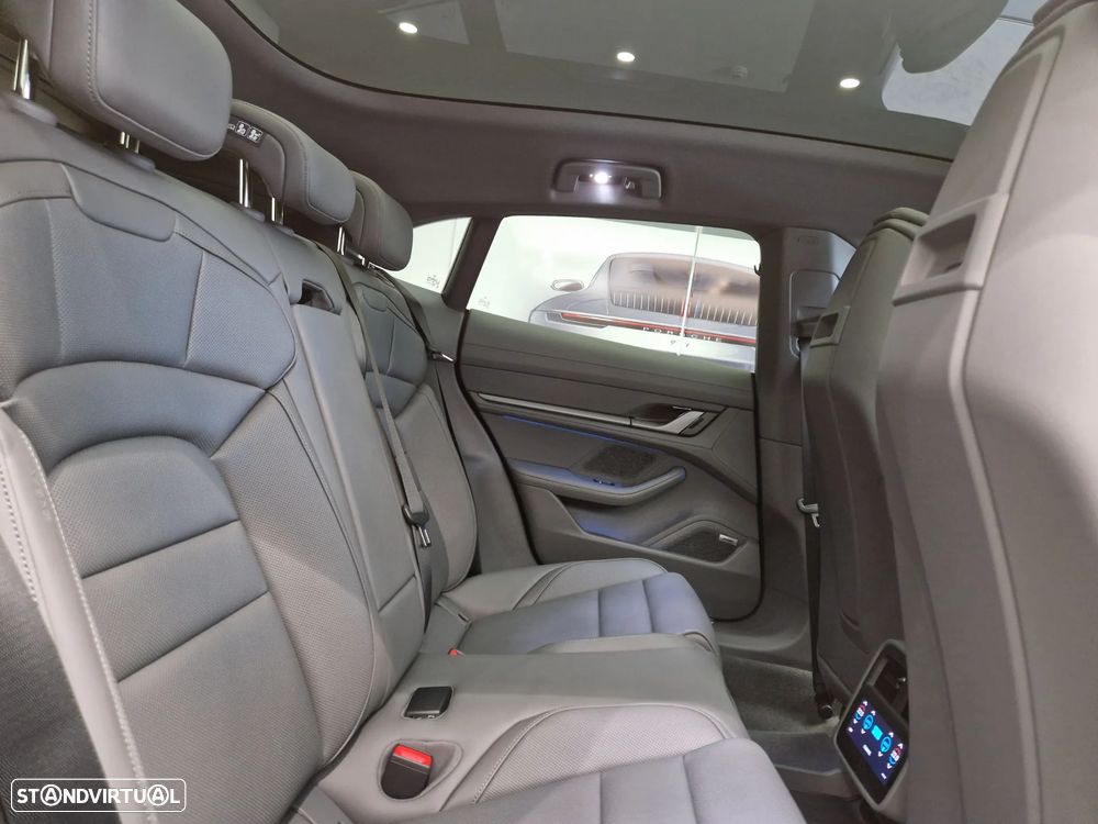Porsche Taycan Sport Turismo - 28