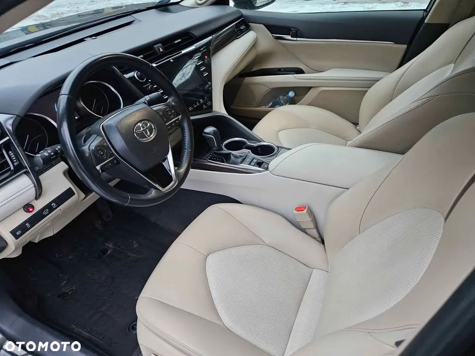 Toyota Camry 2.5 Hybrid Executive CVT - 8