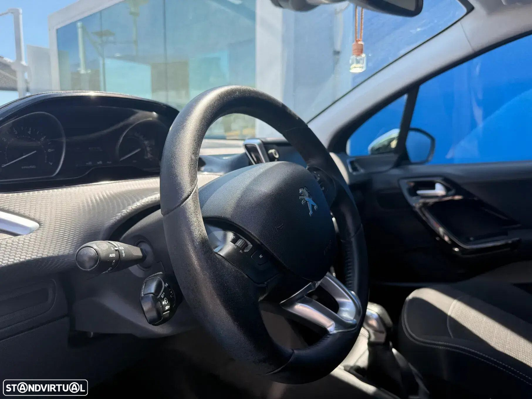Peugeot 208 - 10