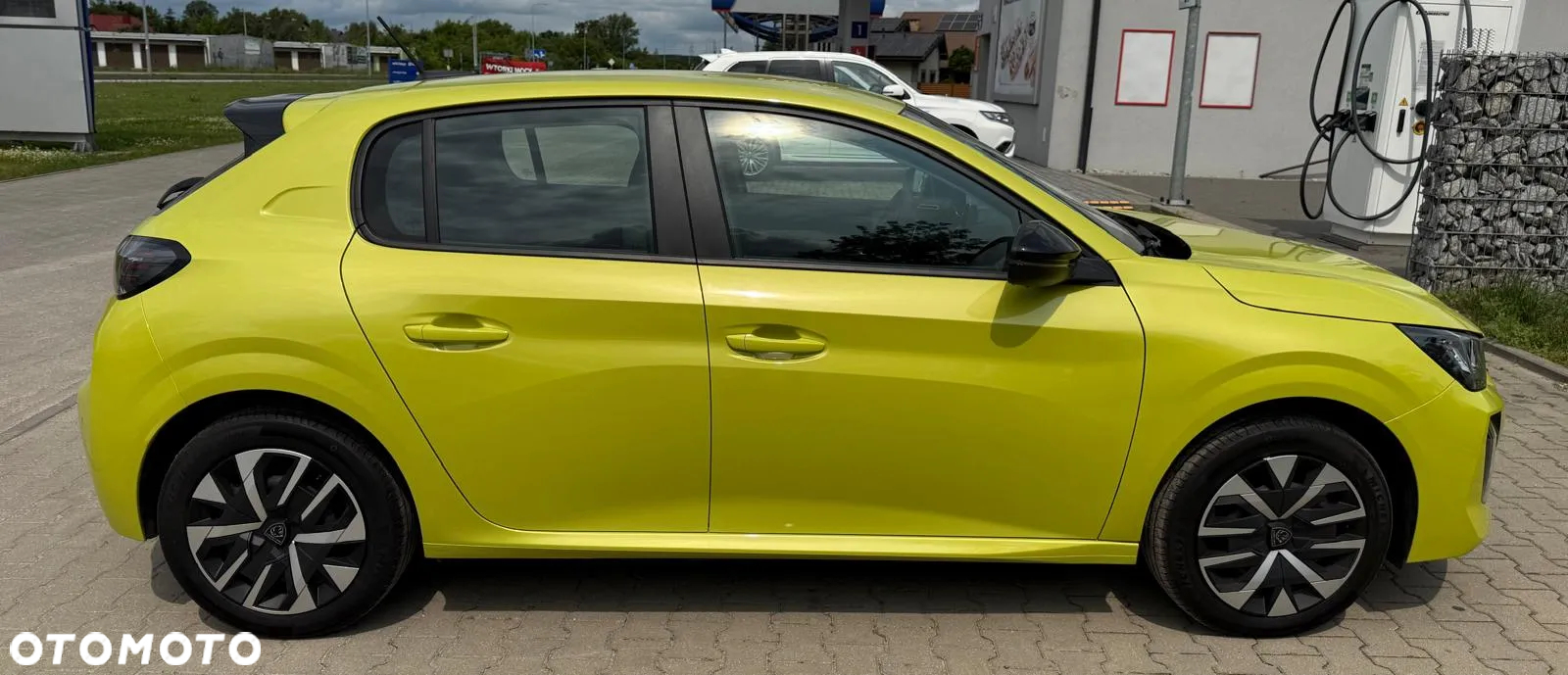 Peugeot 208 - 8