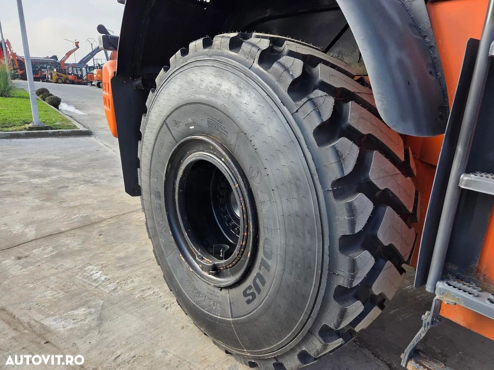 Hitachi Cupa 5mc, 28tone, ANVELOPE NOI, VIRARE prin JOYSTICk, Gresare automata, Inaltiime basculare cupa 4,3m, Lama noua la cupa, produs in JAPONIA, camera luat vederi spate, posibilitate leasing, motor 282 CP, STARE BUNA, PROMOTIE 86.900 EUR+tva - 17