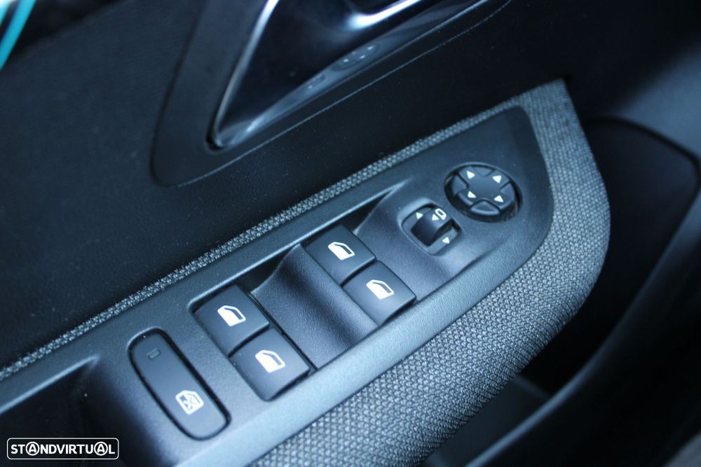 Peugeot 208 1.2 PureTech SE Style - 27