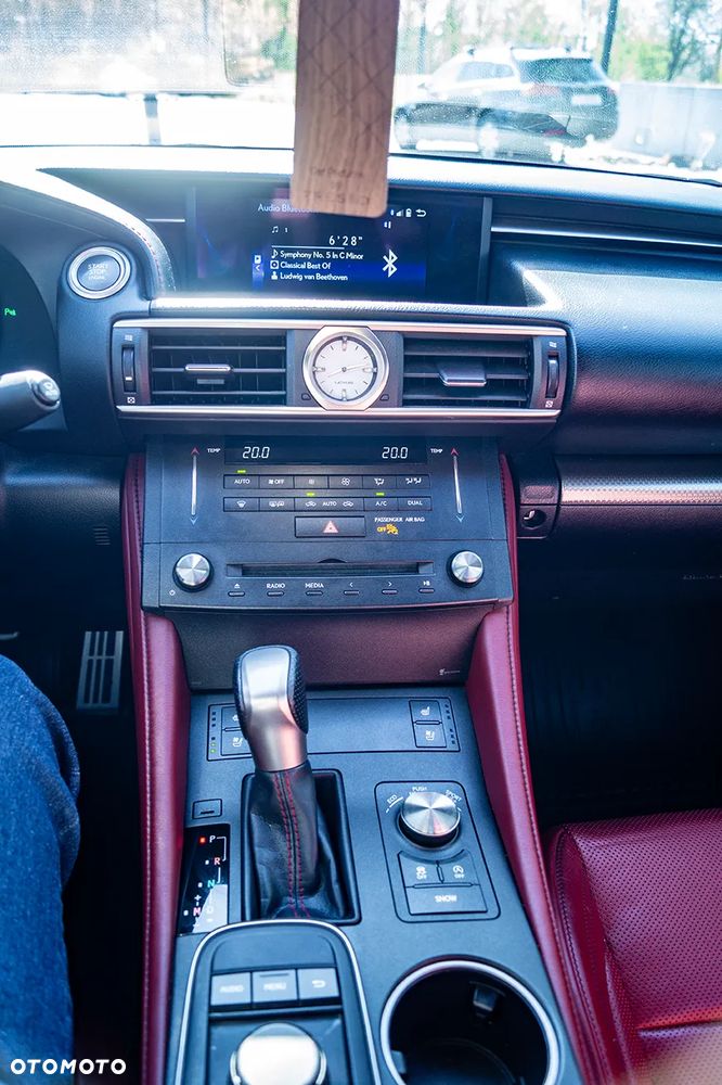 Lexus RC 200t / 300 F Sport - 28