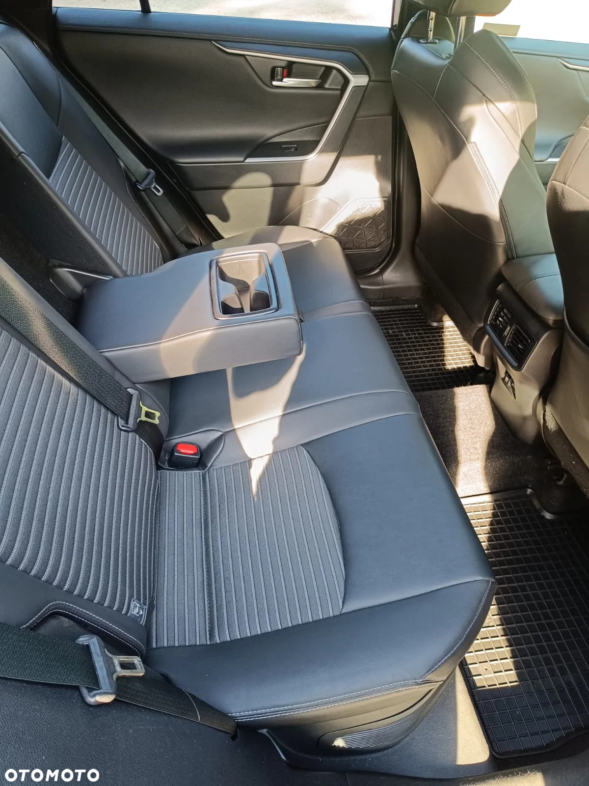 Toyota RAV4 2.5 Hybrid Black Edition by JBL 4x4 - 16