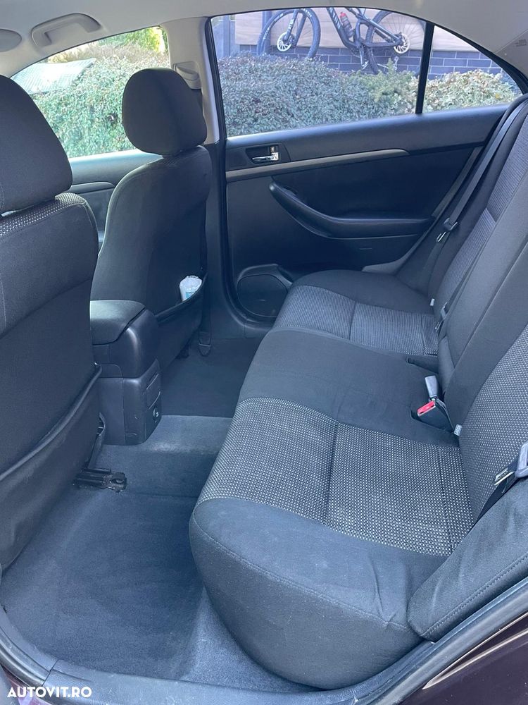 Toyota Avensis 2.0 D-4D Sedan Luna - 5